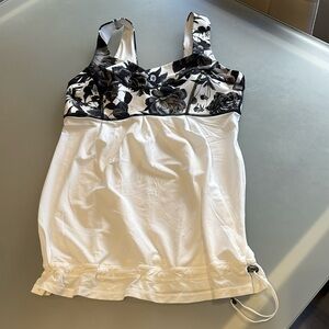 Lululemon tank. Size 6. Brand new. Never worn.